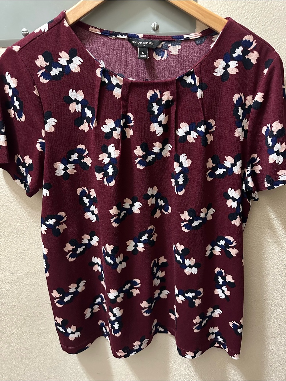 Banana Republic Burgundy Floral Short-Sleeve blouse
